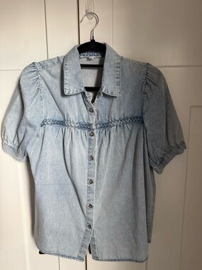 Jane and Delancey Light Wash Denim Button-Up Top size M. Like new.